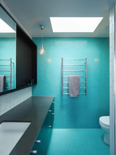 Türkizkék mozaikcsempe - fürdő / WC ötlet, modern stílusban