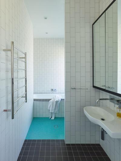 Fehér csempe a fürdőben - fürdő / WC ötlet, modern stílusban