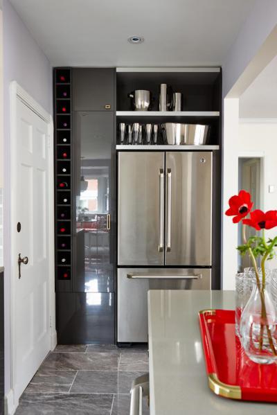 Magasfényű szürke konyhabútor - konyha / étkező ötlet, modern stílusban