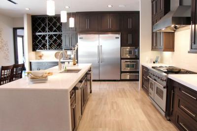 Jól felszerelt konyha, szigettel - konyha / étkező ötlet, modern stílusban