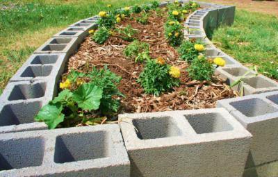 Magaságyás  - kert / udvar ötlet, modern stílusban