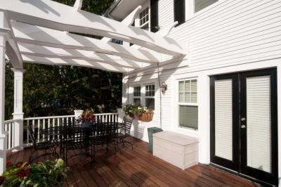 Fehér ház terasza - erkély / terasz ötlet, klasszikus stílusban