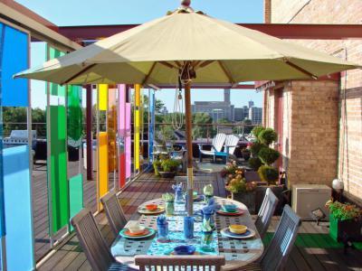 Színes térelválasztó - erkély / terasz ötlet, modern stílusban