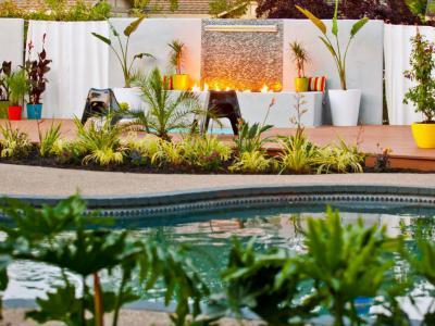 Medence és szabadtéri tűz - kert / udvar ötlet, modern stílusban