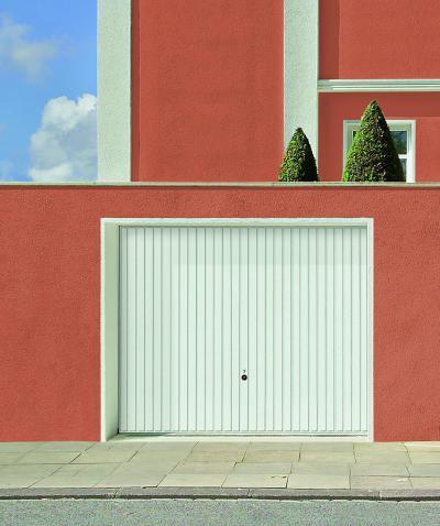 Fehér billenő garázskapu - garázs ötlet, mediterrán stílusban