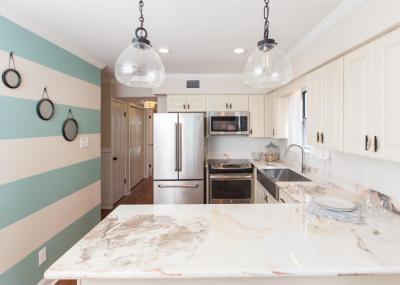 Kék fehér fal - konyha / étkező ötlet, modern stílusban