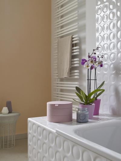 Fehér csempe pasztell fallal - fürdő / WC ötlet, modern stílusban