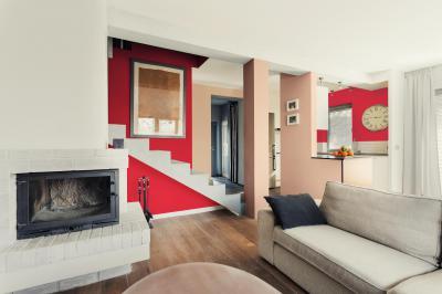 Piros és fehér falak - nappali ötlet, modern stílusban