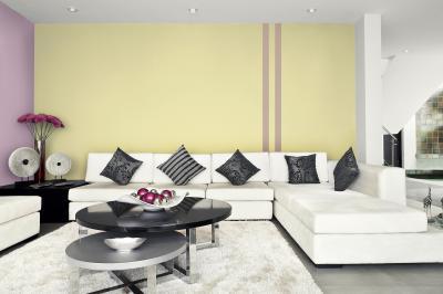 Csíkosra festett fal - nappali ötlet, modern stílusban