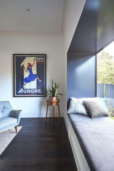 Kanapé az ablakban - nappali ötlet, modern stílusban