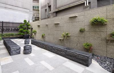 Kővel burkolt belső kert - kert / udvar ötlet, modern stílusban