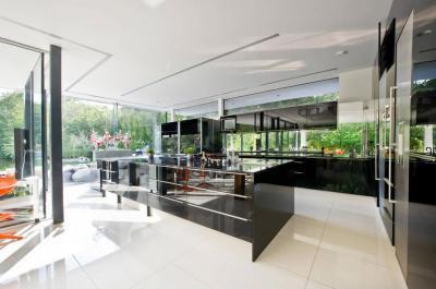 Magasfényű fekete konyhabútor - konyha / étkező ötlet, modern stílusban