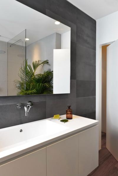 Sötétszürke kőburkolat a falon - fürdő / WC ötlet, modern stílusban