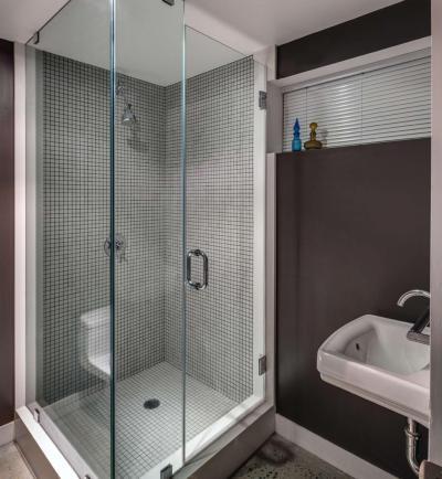 Üvegfalú zuhanyfülke - fürdő / WC ötlet, modern stílusban