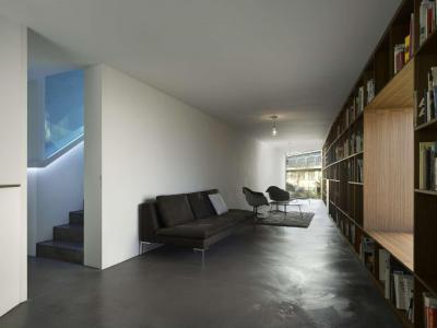 Nappali könyvespolccal - nappali ötlet, modern stílusban