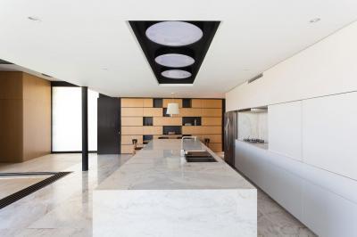 Nagy konyha konyhaszigettel - konyha / étkező ötlet, modern stílusban