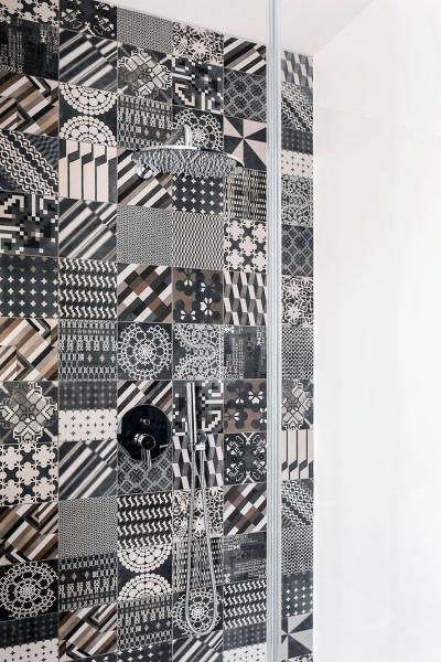 Változatos burkolat - fürdő / WC ötlet, modern stílusban