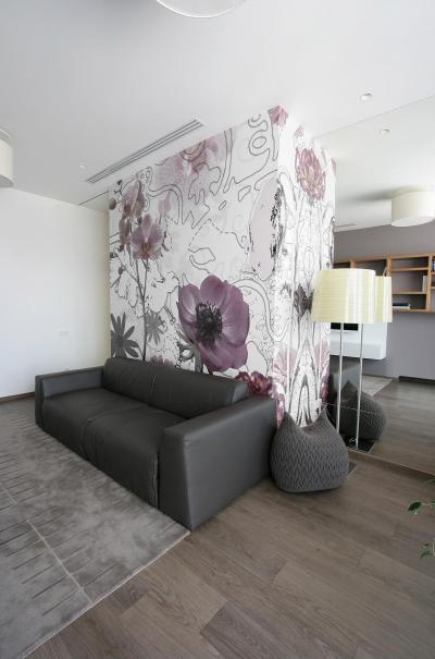 Virágmintás tapéta a nappaliban - nappali ötlet, modern stílusban