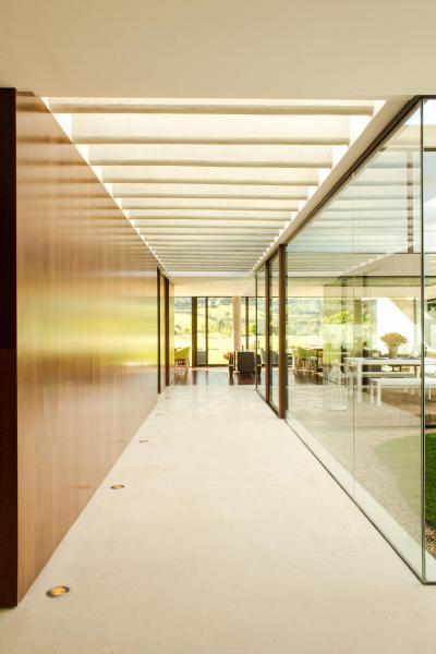 Közlekedő folyosó üvegfallal - belső továbbiak ötlet, modern stílusban