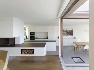 Fehér bútorok és fapadló - nappali ötlet, modern stílusban