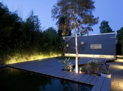 Modern lakóház kerti tóval - homlokzat ötlet, modern stílusban