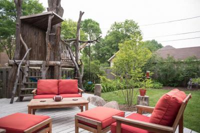 Fa bútor, bordó kápirttal - kert / udvar ötlet, rusztikus stílusban