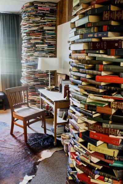 Könyvtornyok - dolgozószoba ötlet, rusztikus stílusban