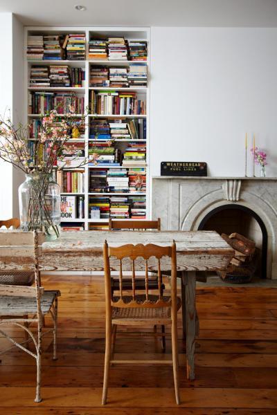 Étkezés a kandalló mellett - nappali ötlet