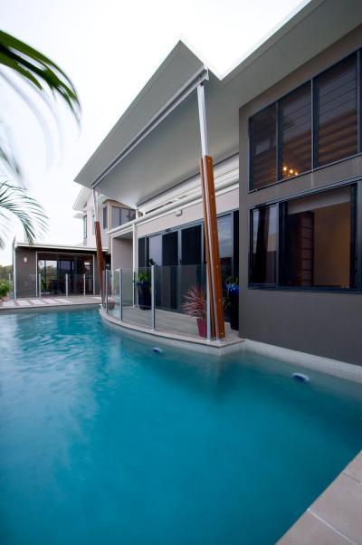 Terasz medencével - medence / jakuzzi ötlet, modern stílusban