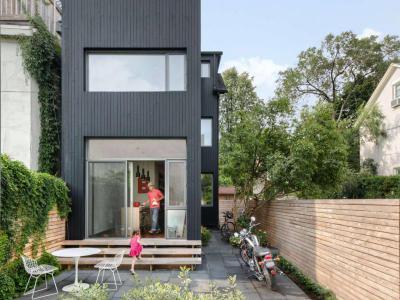 Keskeny lakóház - homlokzat ötlet, modern stílusban