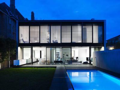 Modern lakóház medencével - erkély / terasz ötlet, modern stílusban