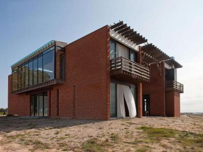 Modern lakóház téglaburkolattal - homlokzat ötlet, modern stílusban