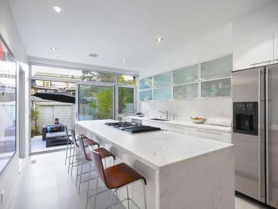 Fehér konyhabútor - konyha / étkező ötlet, modern stílusban