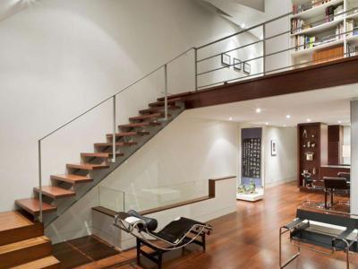 Feljárat az emeletre - nappali ötlet, modern stílusban