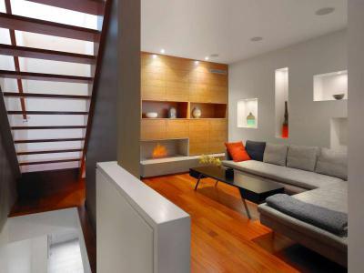 Nappali lépcsővel és kandallóval - nappali ötlet, modern stílusban