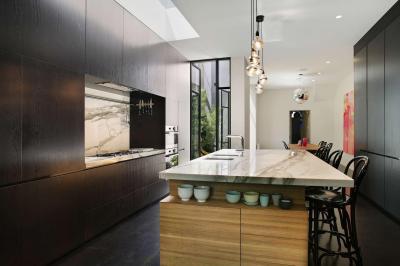 Márványlapos konyhasziget - konyha / étkező ötlet, modern stílusban