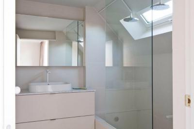 Kicsi fürdőszoba fehérben - fürdő / WC ötlet, modern stílusban