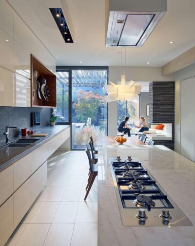 Tágas konyha szigettel - konyha / étkező ötlet, modern stílusban