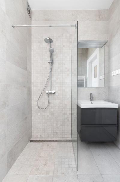 Zuhanyfülke üvegfallal - fürdő / WC ötlet, modern stílusban