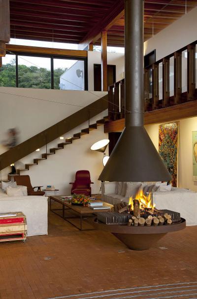 Kandalló a nappaliban - nappali ötlet, modern stílusban