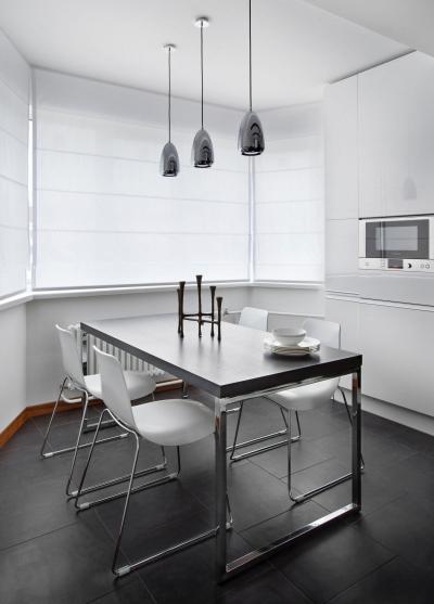 Fehér konyha fekete padlóval - konyha / étkező ötlet, modern stílusban
