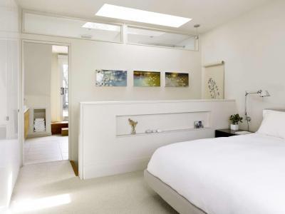 Hálószoba hófehérben - háló ötlet, modern stílusban