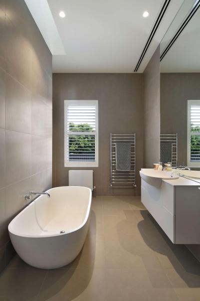 Keskeny fürdőszoba - fürdő / WC ötlet, modern stílusban