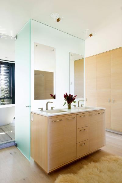 Tágas fürdőszoba - fürdő / WC ötlet, modern stílusban