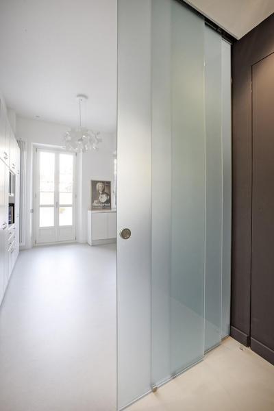 Tolóajtó a nappaliban - nappali ötlet, modern stílusban