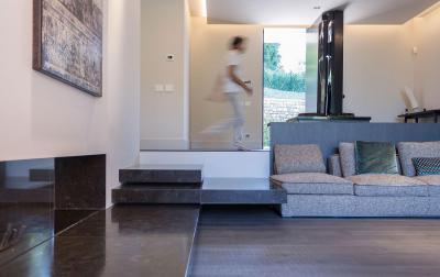 Fekete kővel burkolt kandalló - nappali ötlet, modern stílusban