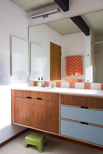 Tágas fürdőszoba - fürdő / WC ötlet, modern stílusban