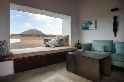 Ülőhely az ablak mélyedésben - nappali ötlet, modern stílusban