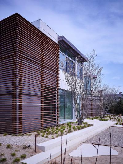 Modern lakóház nagy kerttel - homlokzat ötlet, modern stílusban