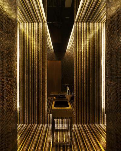 Látványos mozaikcsempe - fürdő / WC ötlet, modern stílusban